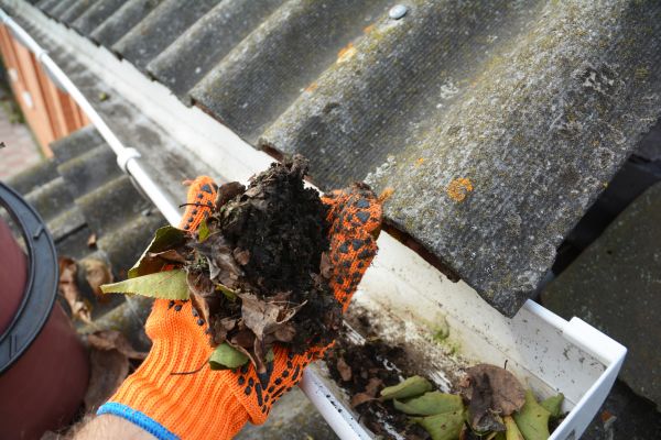 Cost of Seamless Gutter Cleaning in Hopkins